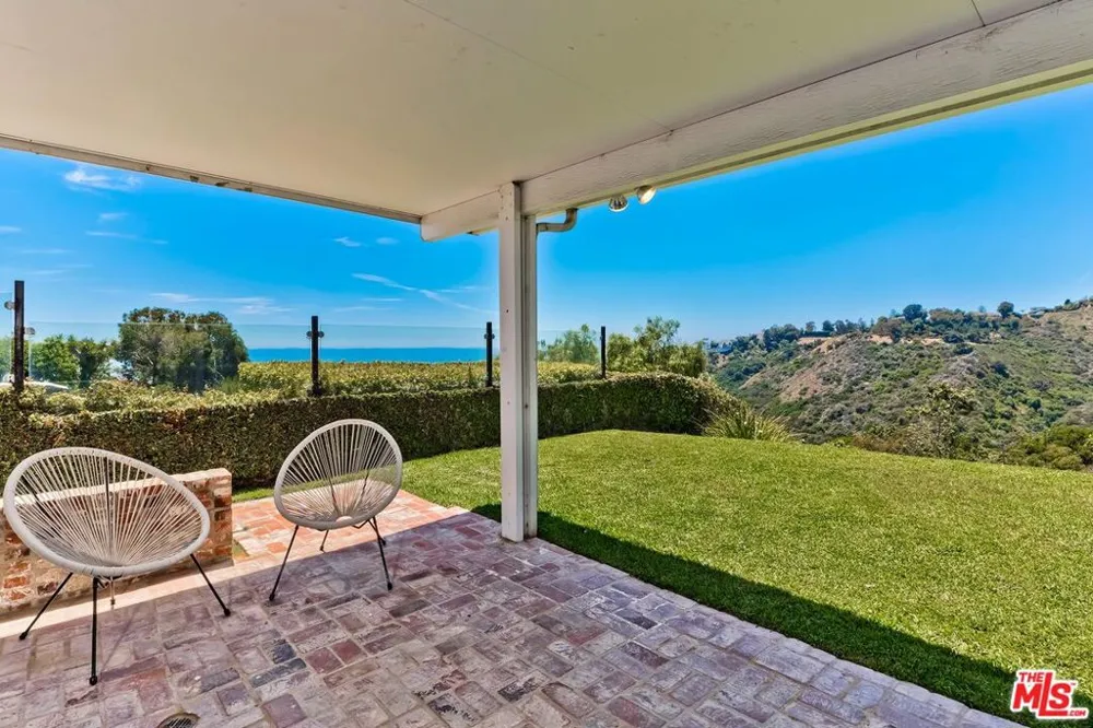 823 Enchanted Way Pacific Palisades, CA 90272