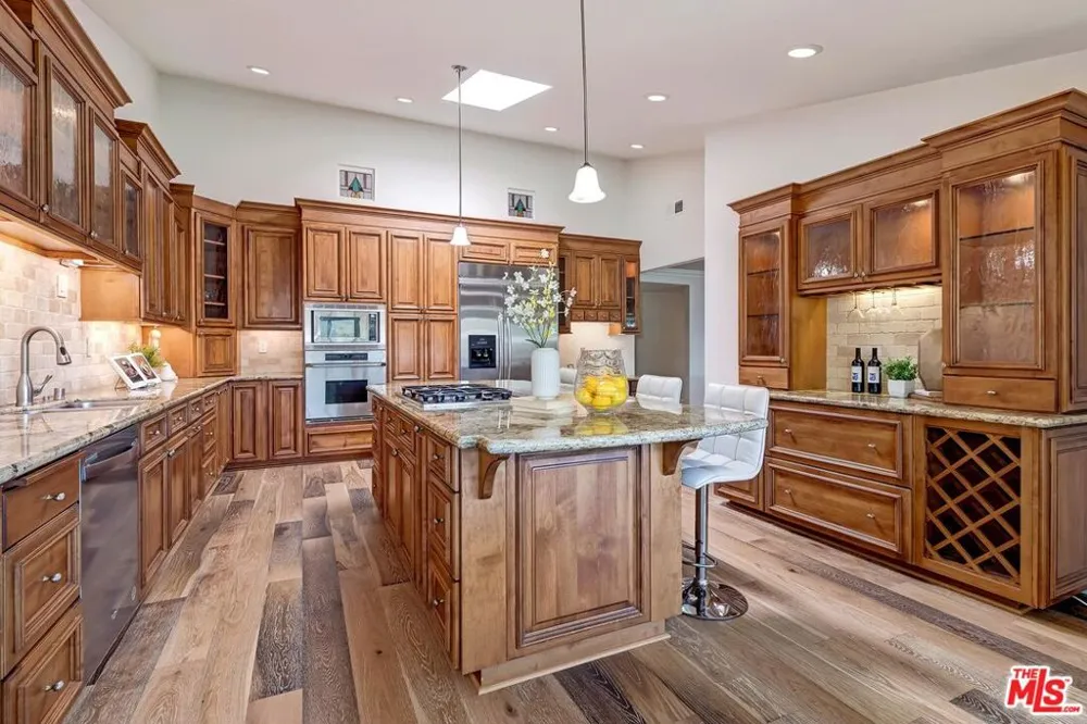 823 Enchanted Way Pacific Palisades, CA 90272
