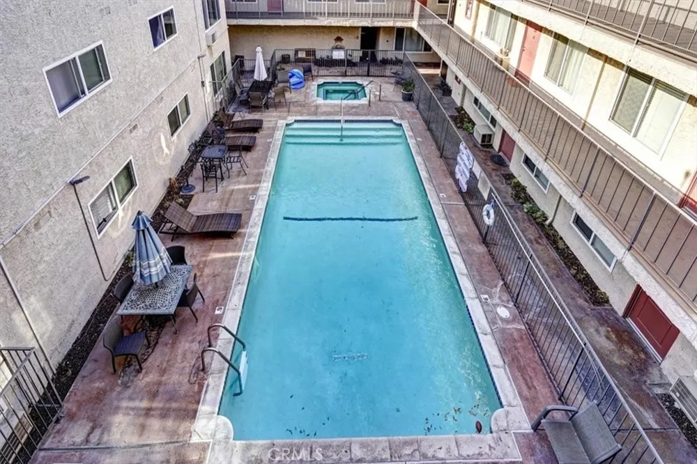 20327 Saticoy #309 Winnetka, CA 91306