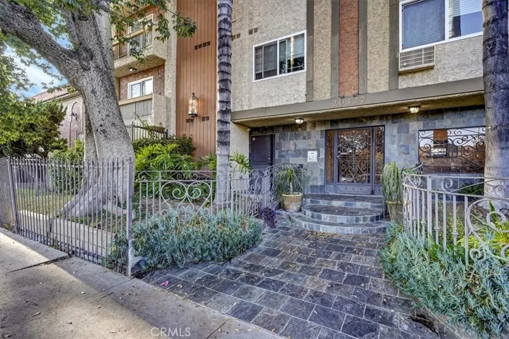 20327 Saticoy #309 Winnetka, CA 91306