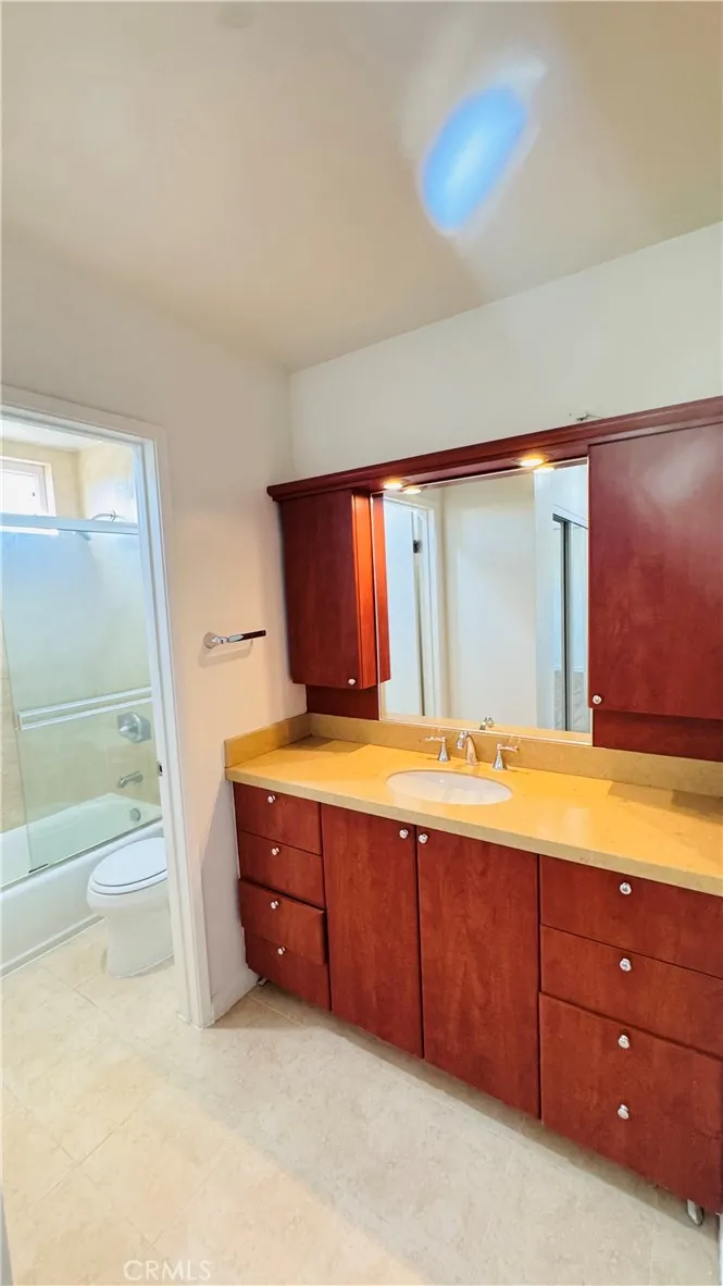 20327 Saticoy #309 Winnetka, CA 91306