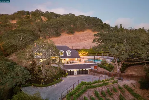 330 Twin Peaks Ln