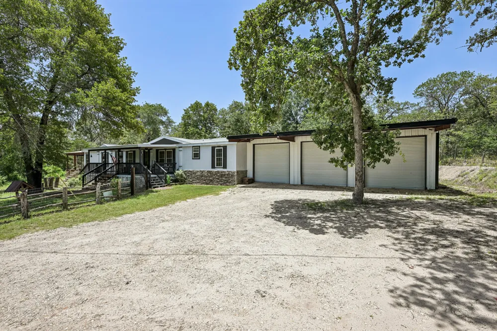 541 Hidden Oaks Drive Elgin, TX 78621
