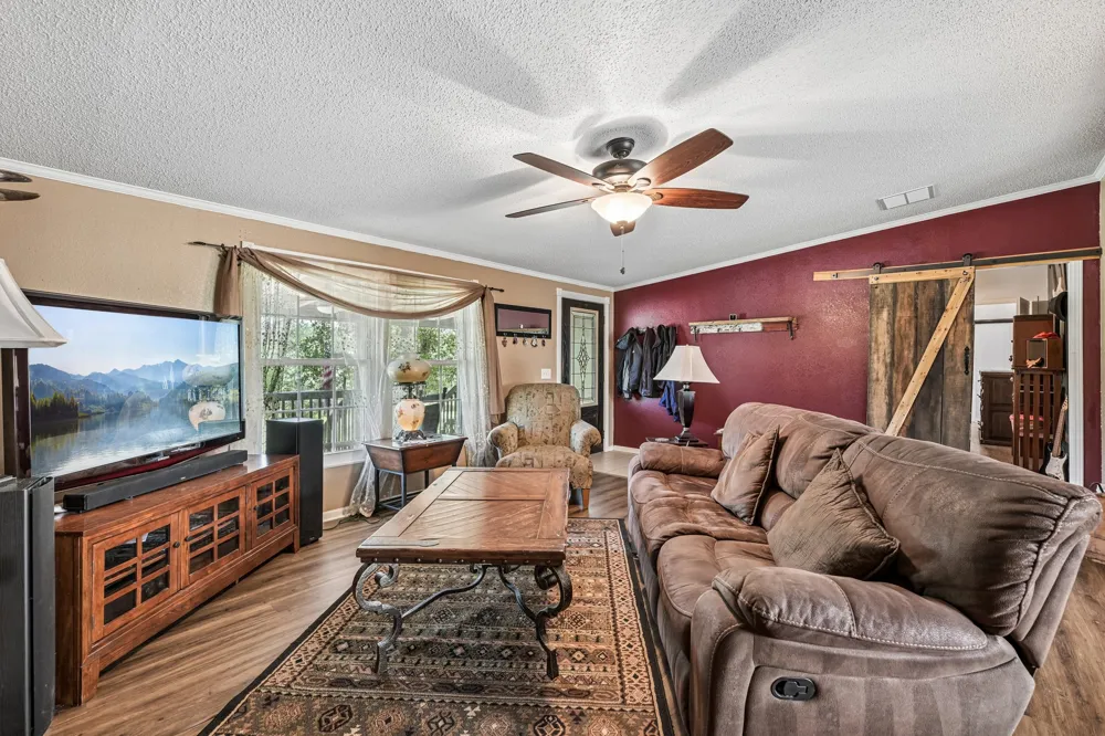 541 Hidden Oaks Drive Elgin, TX 78621