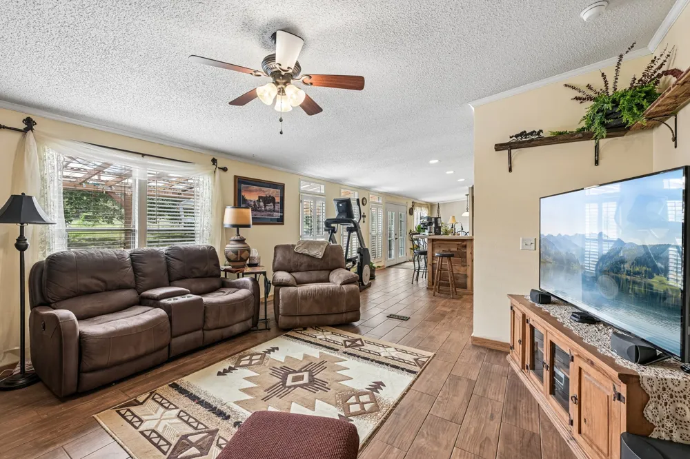 541 Hidden Oaks Drive Elgin, TX 78621