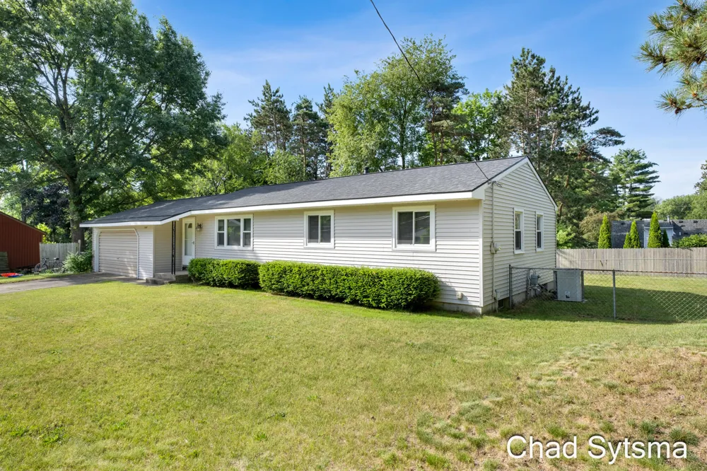 1643 Stonewood Drive SE Lowell, MI 49331