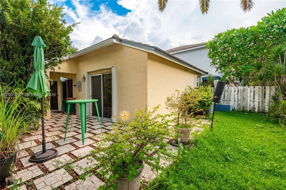 9852 NW 9th Ct Plantation, FL 33324