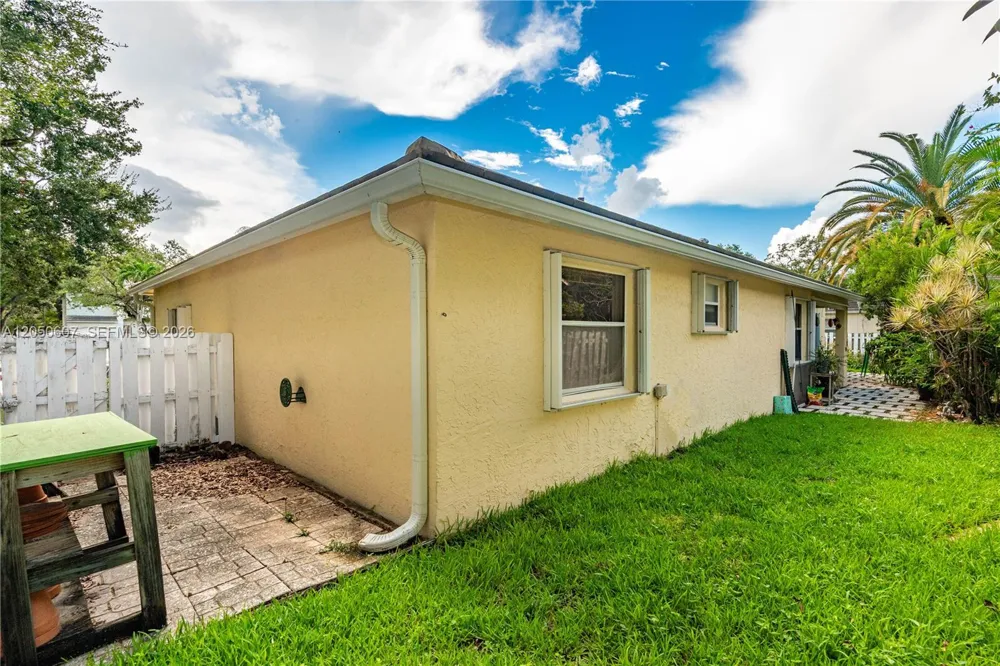 9852 NW 9th Ct Plantation, FL 33324