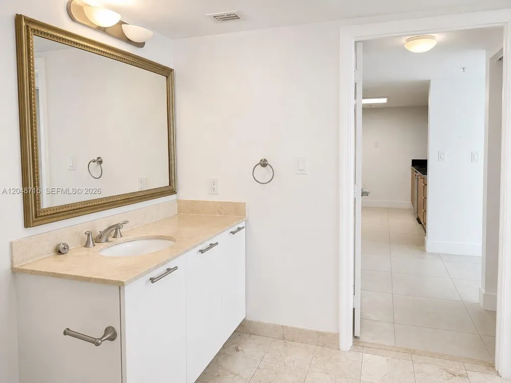 1800 Bayshore Dr #4102 Miami, FL 33132