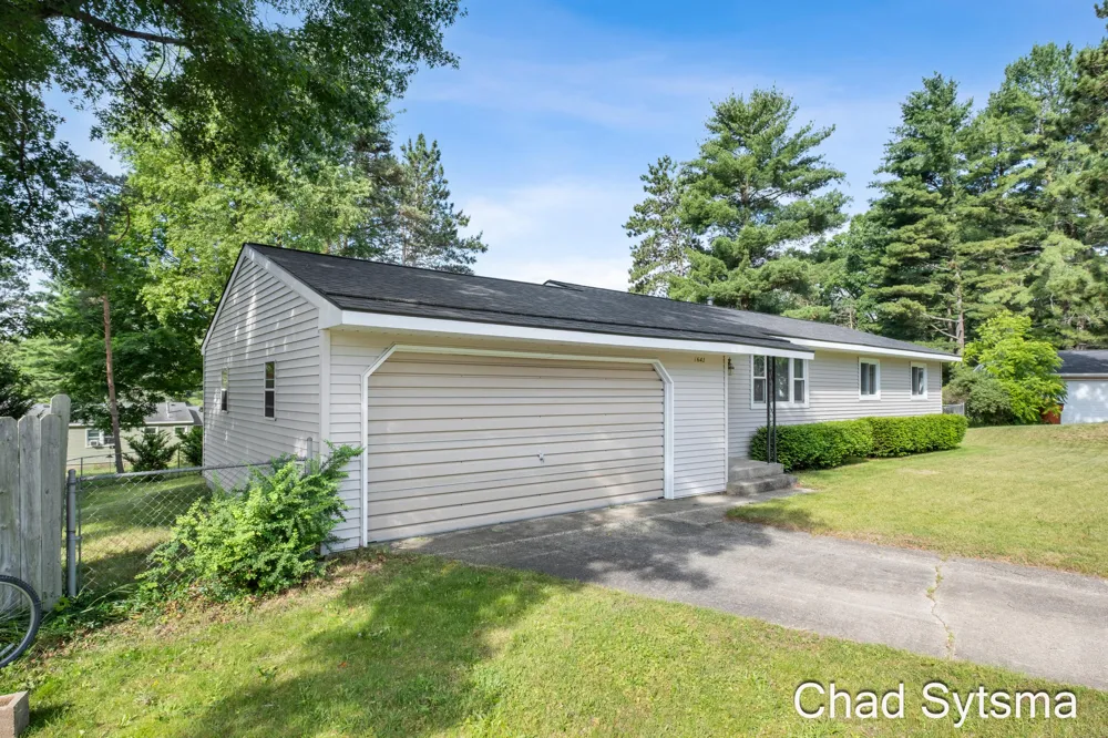 1643 Stonewood Drive SE Lowell Charter Township, MI 49331
