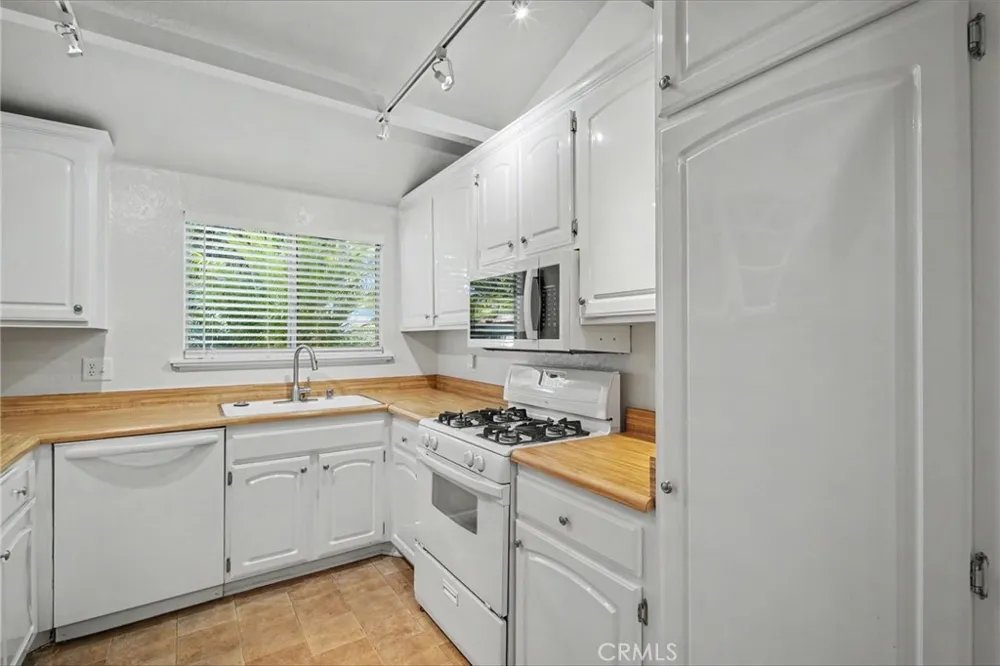 21019 Gresham St. #22 Canoga Park, CA 91304