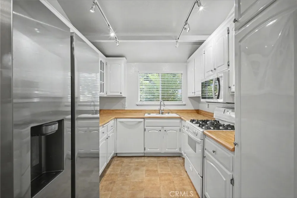 21019 Gresham St. #22 Canoga Park, CA 91304