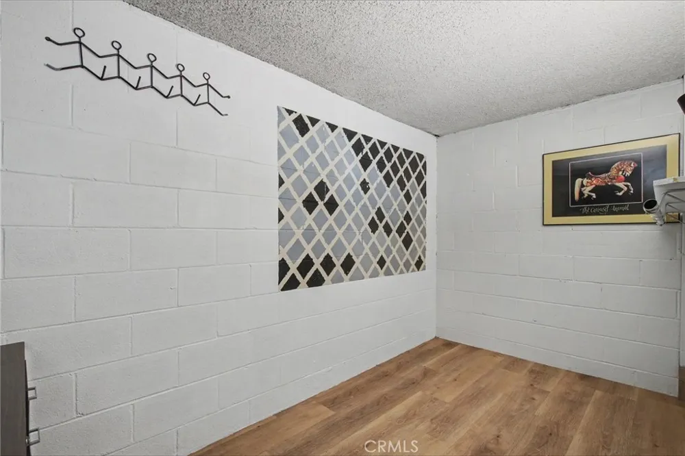21019 Gresham St. #22 Canoga Park, CA 91304