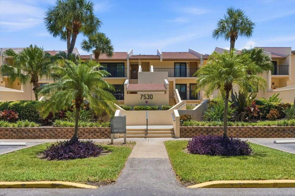7530 SUNSHINE SKYWAY LANE S #T30 St Petersburg, FL 33711