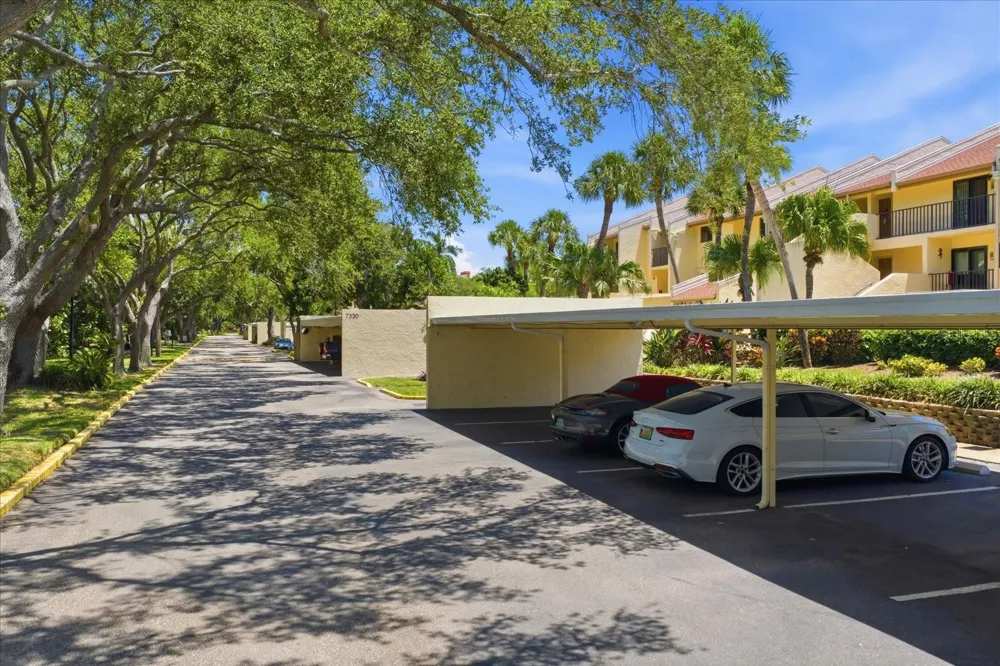 7530 SUNSHINE SKYWAY LANE S #T30 St Petersburg, FL 33711