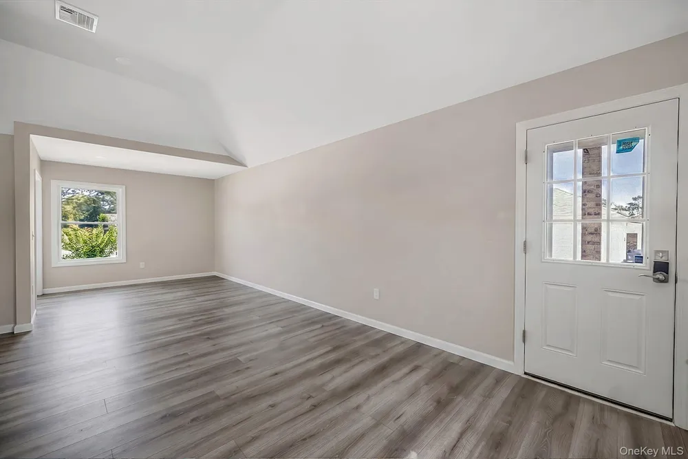 28 High Street Farmingdale, NY 11735