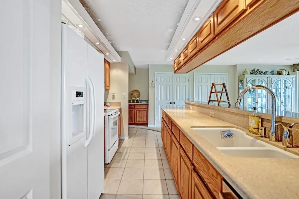 107 Half Moon Circle #H1 Hypoluxo, FL 33462