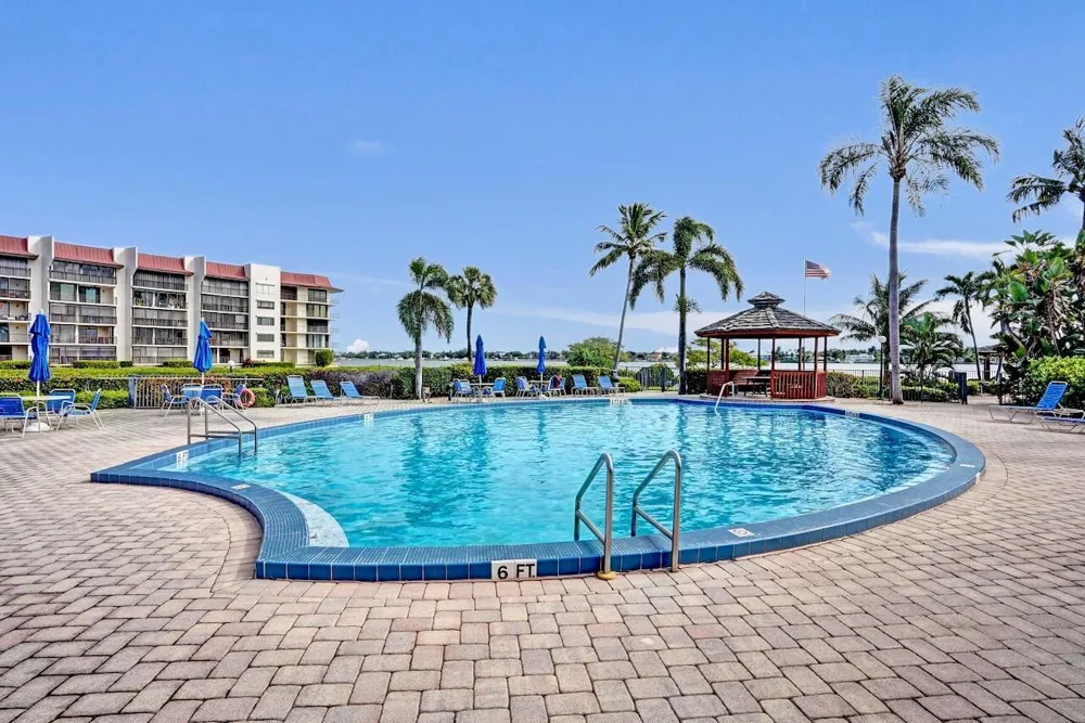 107 Half Moon Circle #H1 Hypoluxo, FL 33462