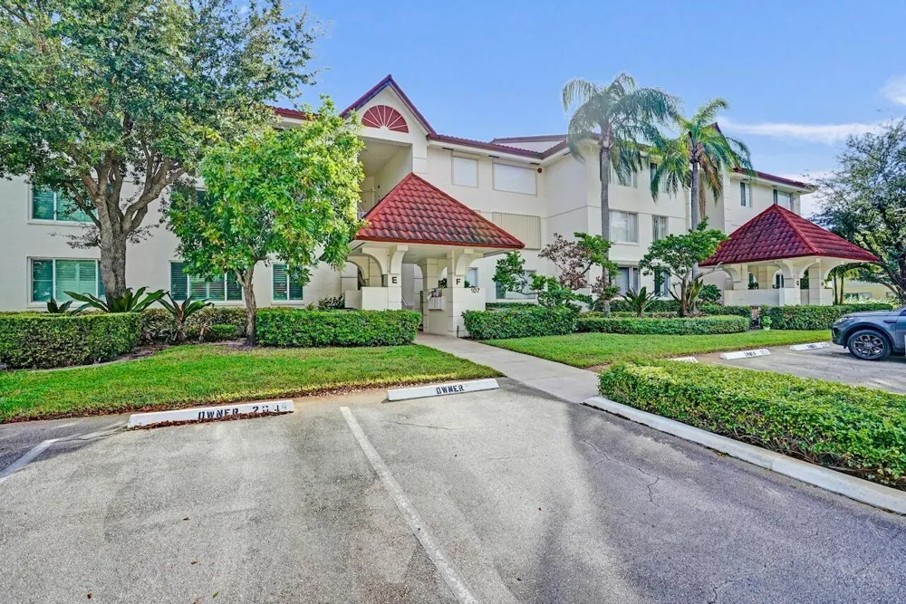 107 Half Moon Circle #H1 Hypoluxo, FL 33462