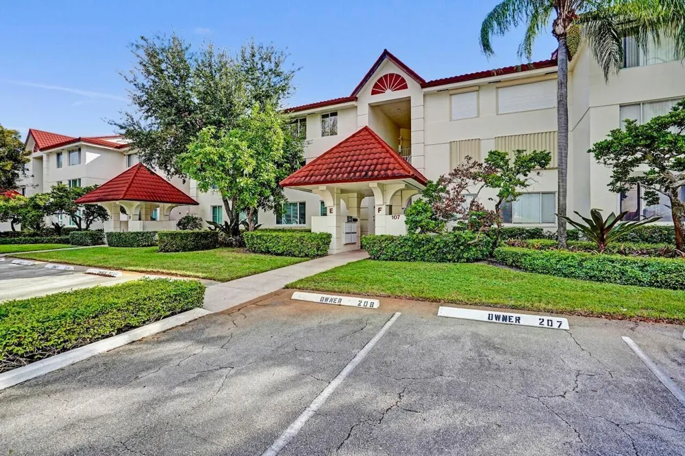 107 Half Moon Circle #H1 Hypoluxo, FL 33462