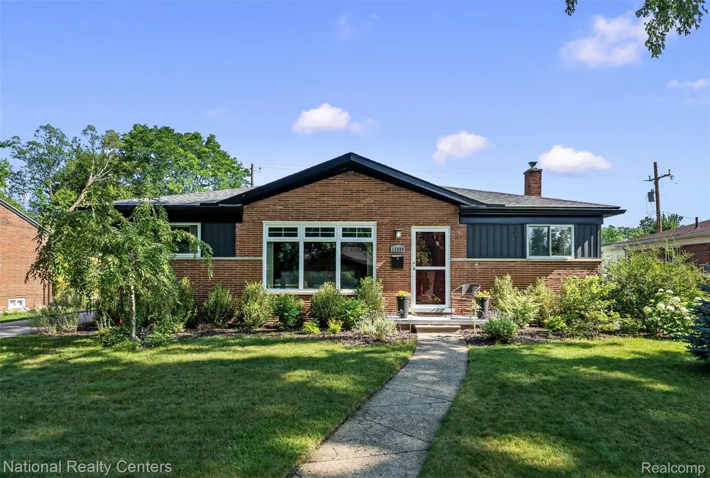 16996 Elizabeth Street Beverly Hills Village, MI 48025