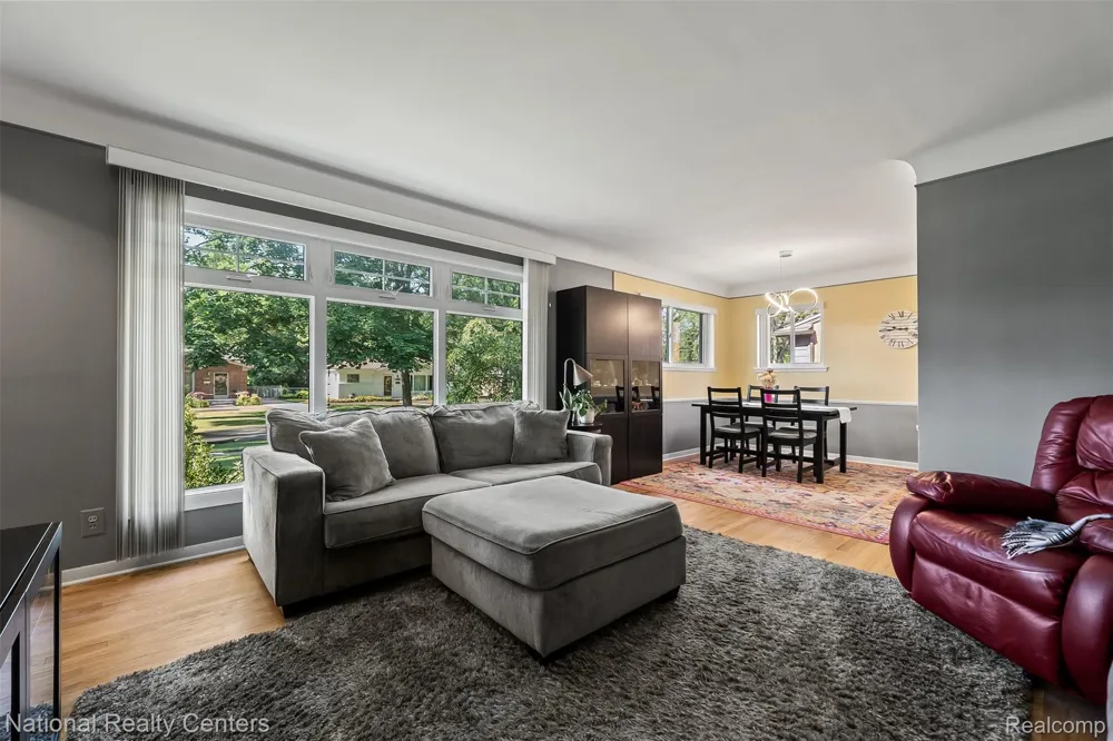 16996 Elizabeth Street Beverly Hills Village, MI 48025
