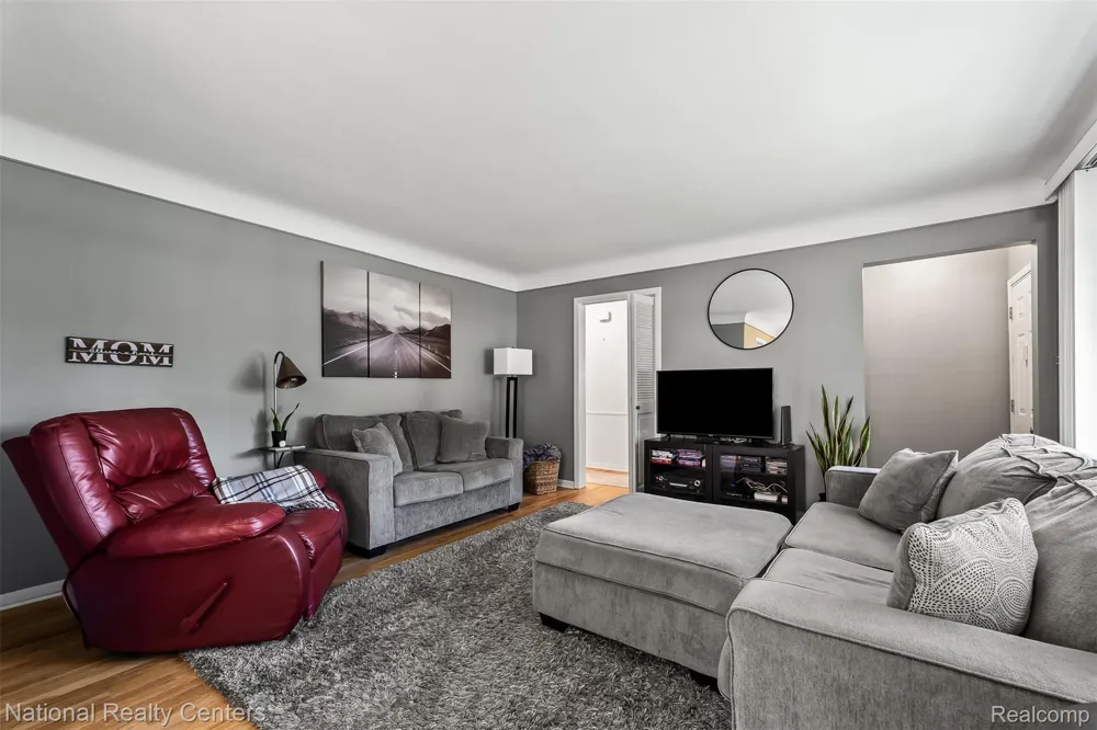 16996 Elizabeth Street Beverly Hills Village, MI 48025