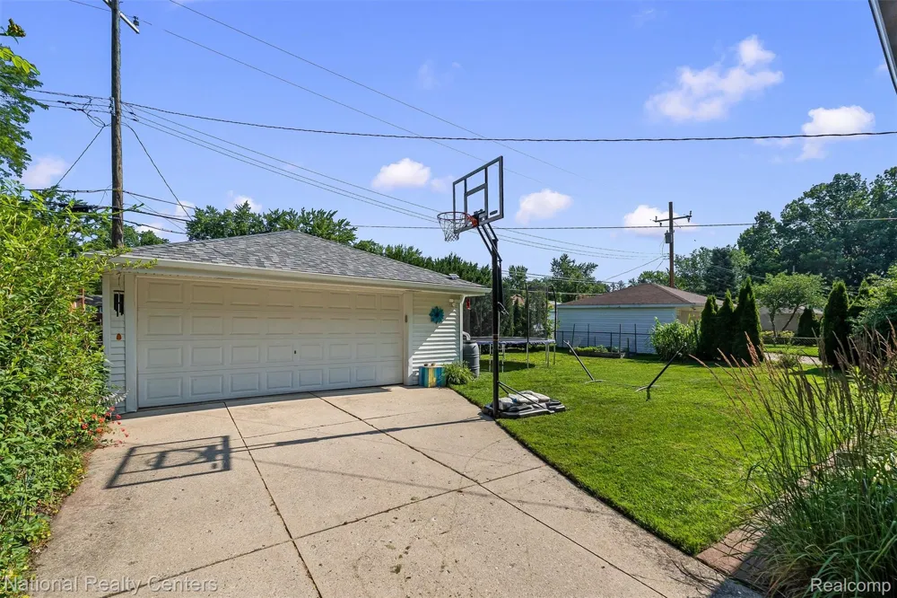 16996 Elizabeth Street Beverly Hills Village, MI 48025