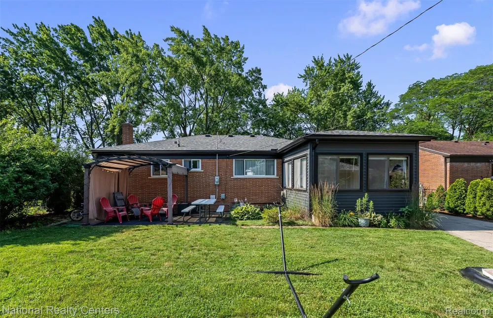 16996 Elizabeth Street Beverly Hills Village, MI 48025