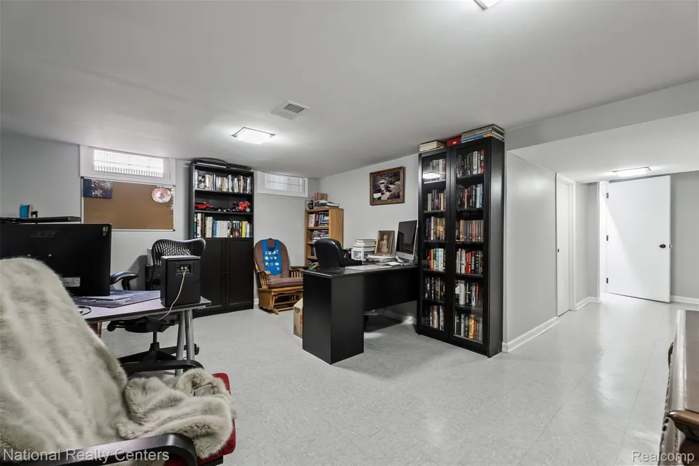 16996 Elizabeth Street Beverly Hills Village, MI 48025
