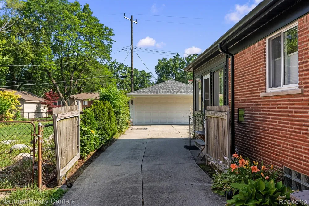 16996 Elizabeth Street Beverly Hills Village, MI 48025