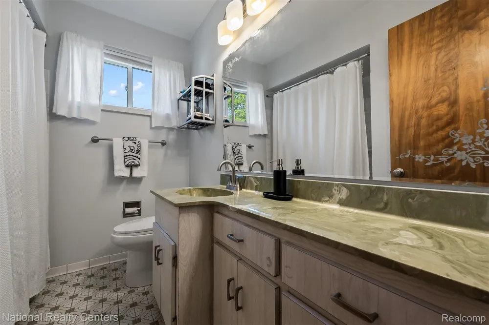16996 Elizabeth Street Beverly Hills Village, MI 48025
