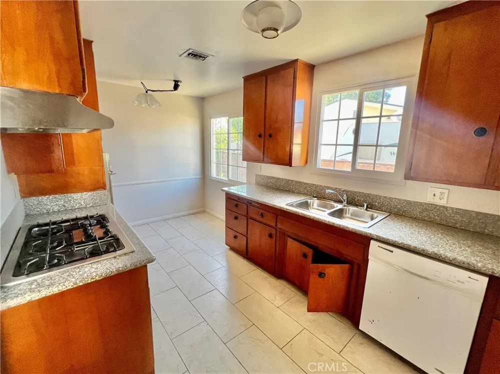 16527 Superior Northridge, CA 91343