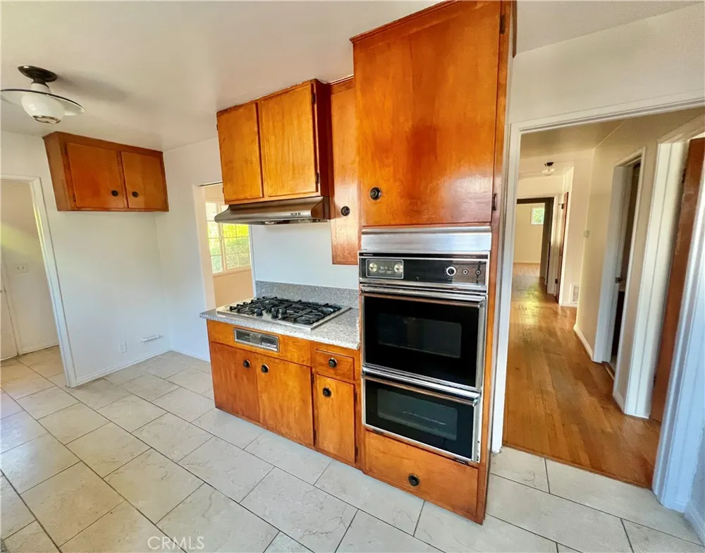 16527 Superior Northridge, CA 91343