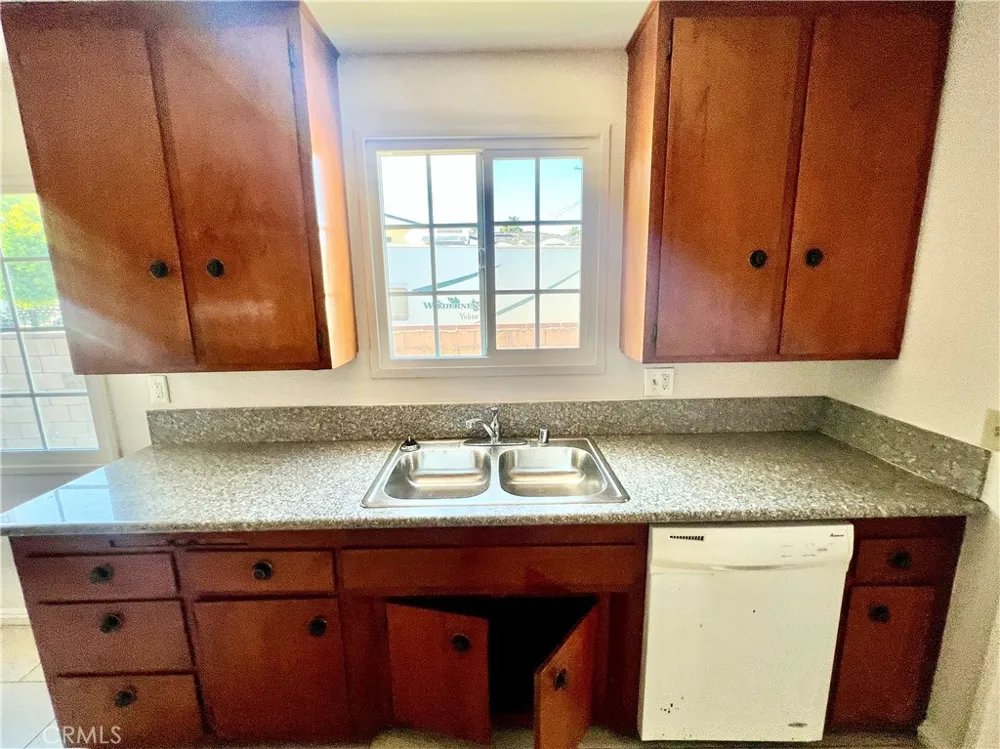 16527 Superior Northridge, CA 91343
