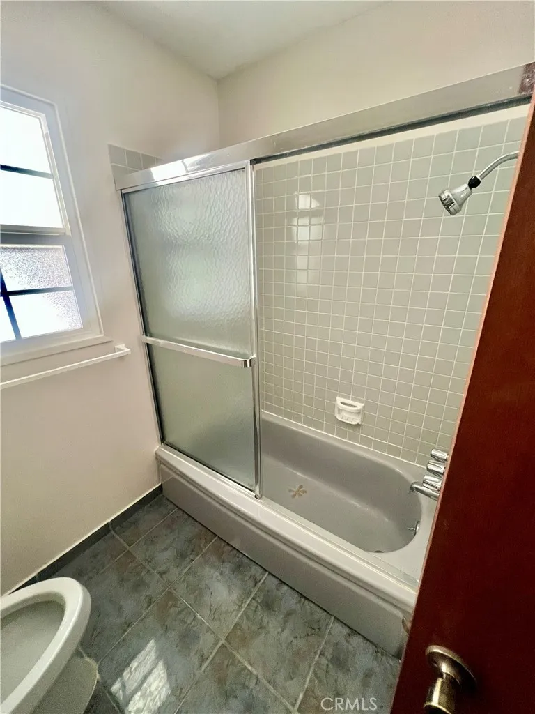 16527 Superior Northridge, CA 91343