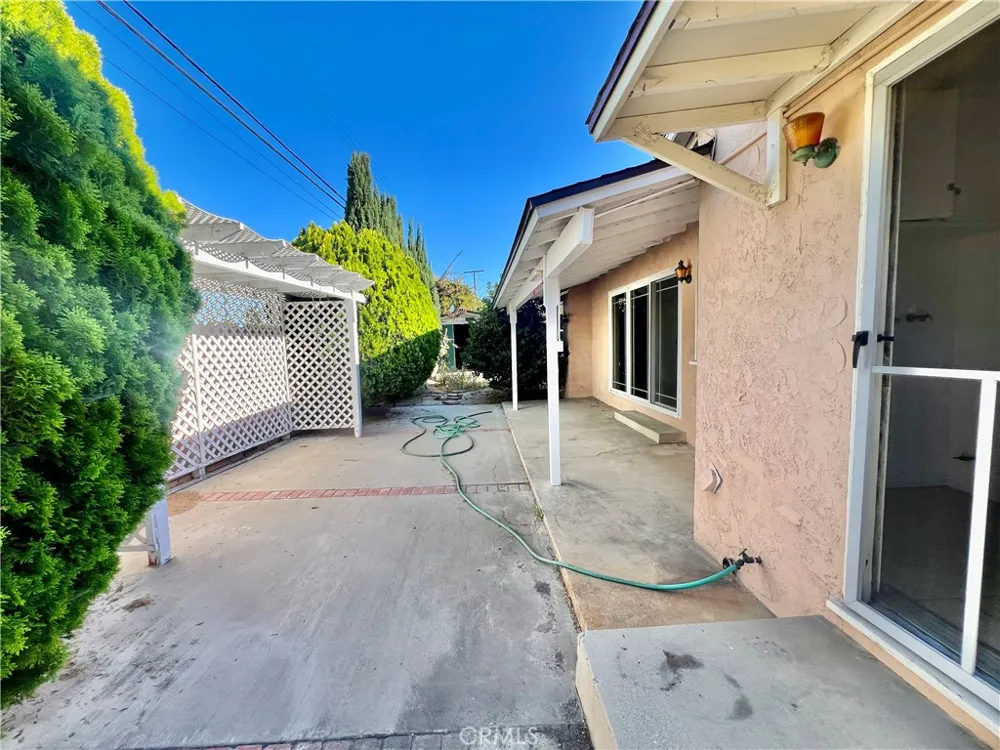 16527 Superior Northridge, CA 91343