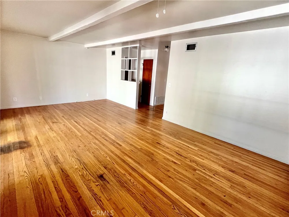 16527 Superior Northridge, CA 91343