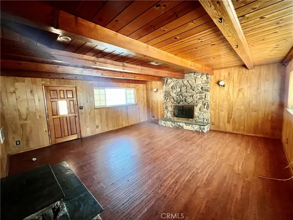 16527 Superior Northridge, CA 91343