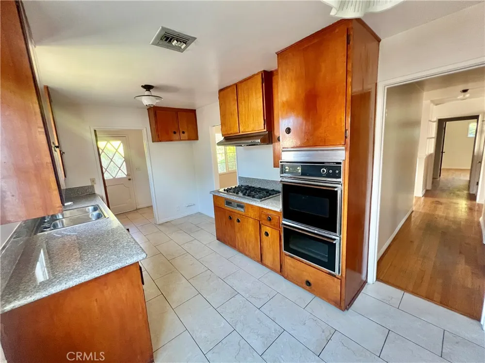 16527 Superior Northridge, CA 91343