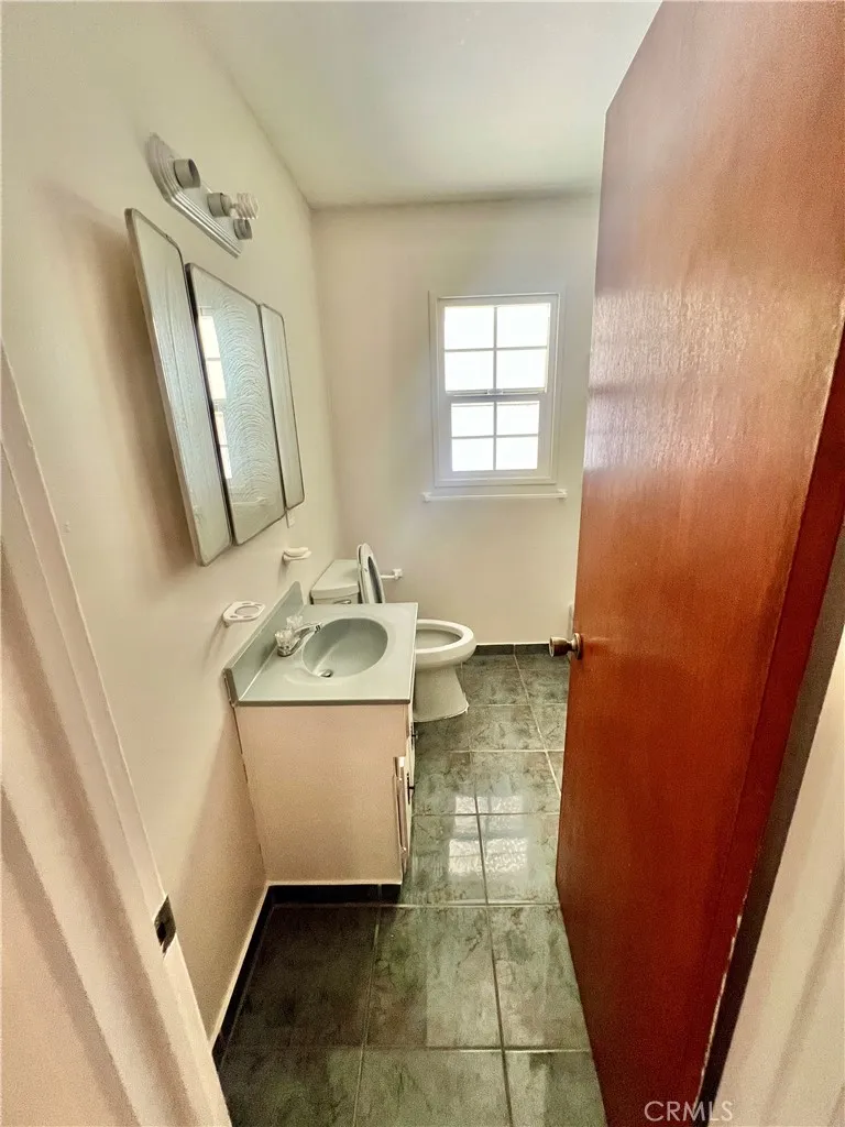 16527 Superior Northridge, CA 91343