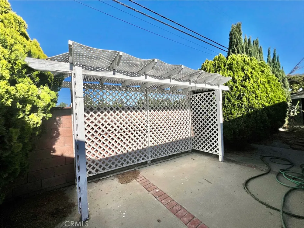 16527 Superior Northridge, CA 91343