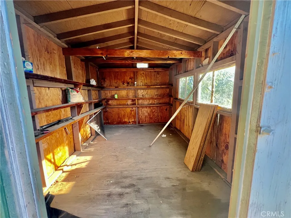 16527 Superior Northridge, CA 91343