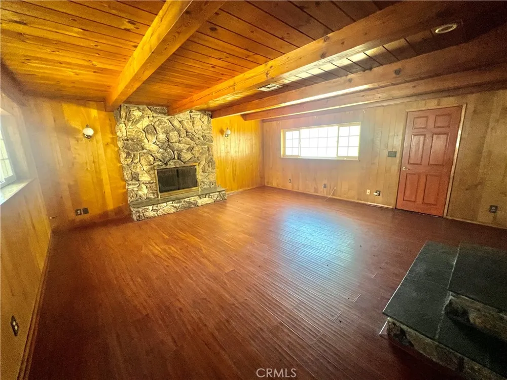 16527 Superior Northridge, CA 91343