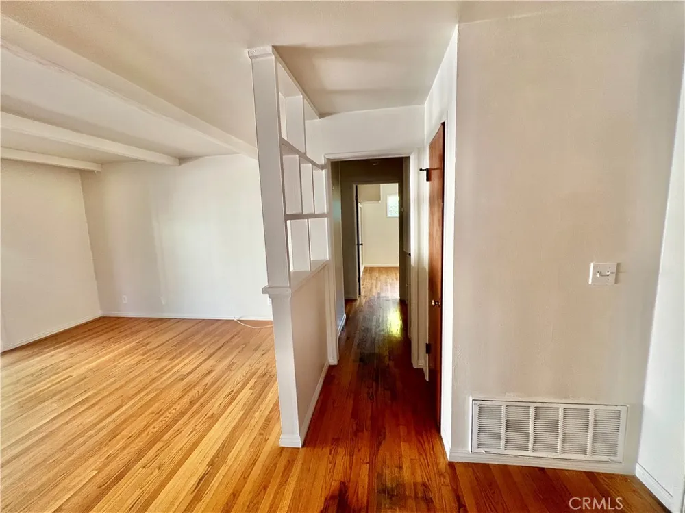 16527 Superior Northridge, CA 91343