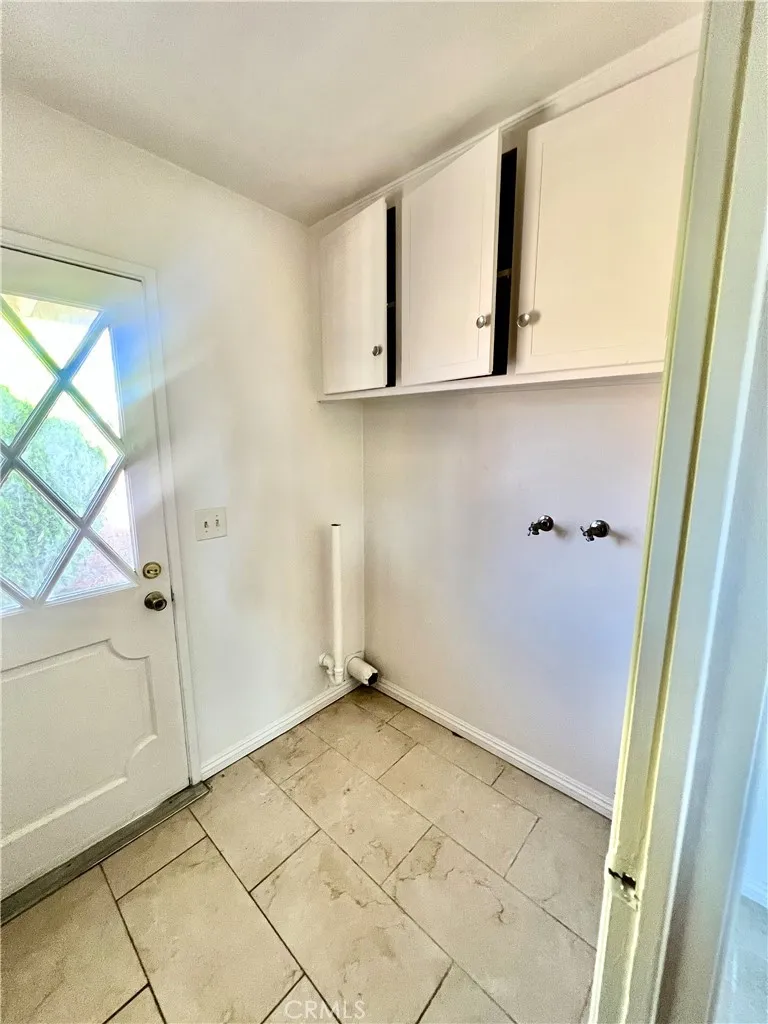 16527 Superior Northridge, CA 91343