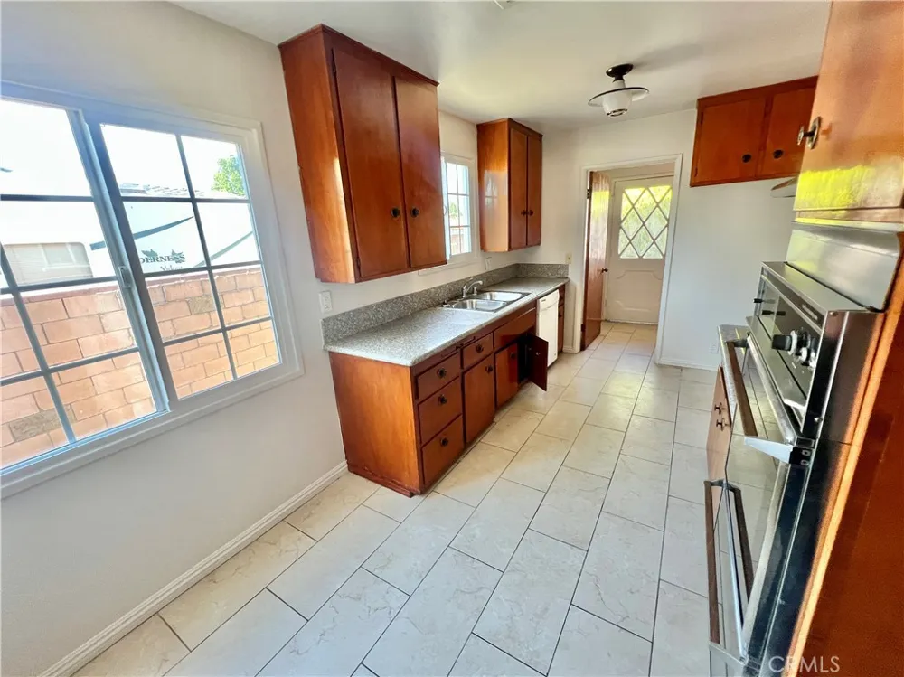 16527 Superior Northridge, CA 91343