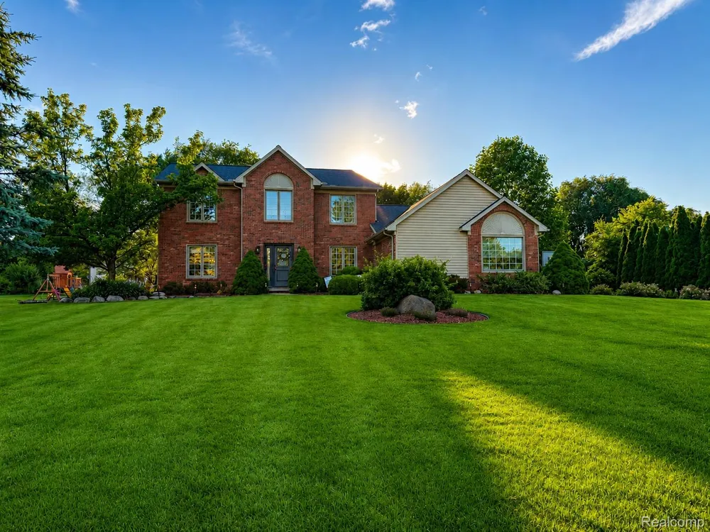 1817 Deer View Court Hartland Township, MI 48843