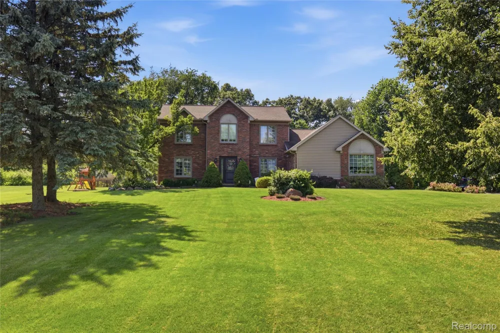1817 Deer View Court Hartland Township, MI 48843
