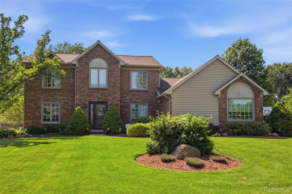 1817 Deer View Court Hartland Township, MI 48843